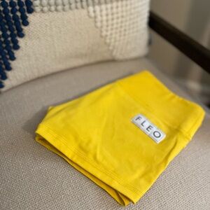 Fleo. Original short. Yellow size small